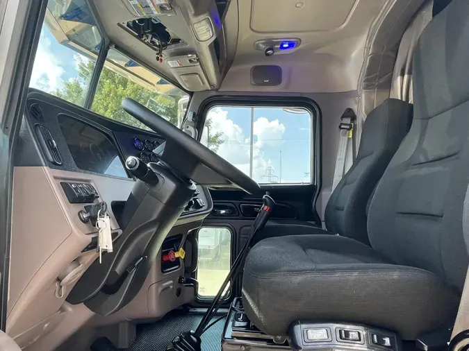 2023 Peterbilt 389