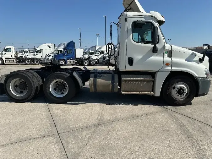 2017 Freightliner X12564ST