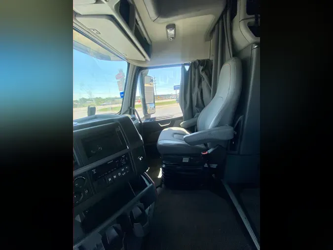 2019 VOLVO 760