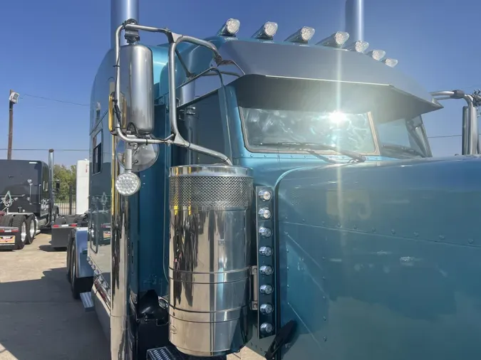 2023 Peterbilt 389