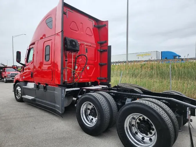 2020 FREIGHTLINER Cascadia 126