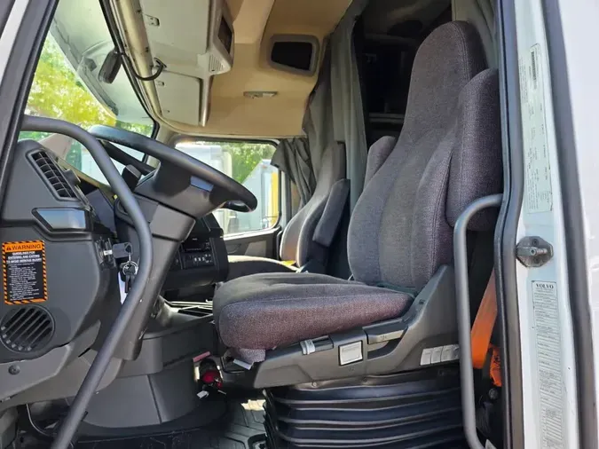 2020 VOLVO VNR64T-640