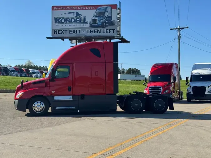 2022 FREIGHTLINER Cascadia 126