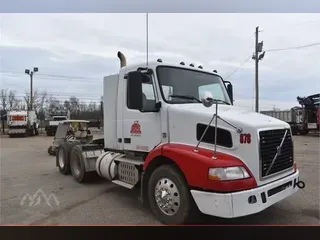 2010 VOLVO VNM64T200