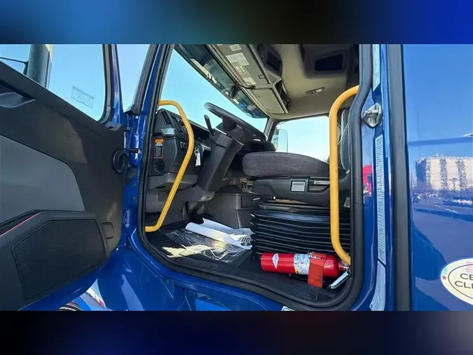 2022 VOLVO VNL640