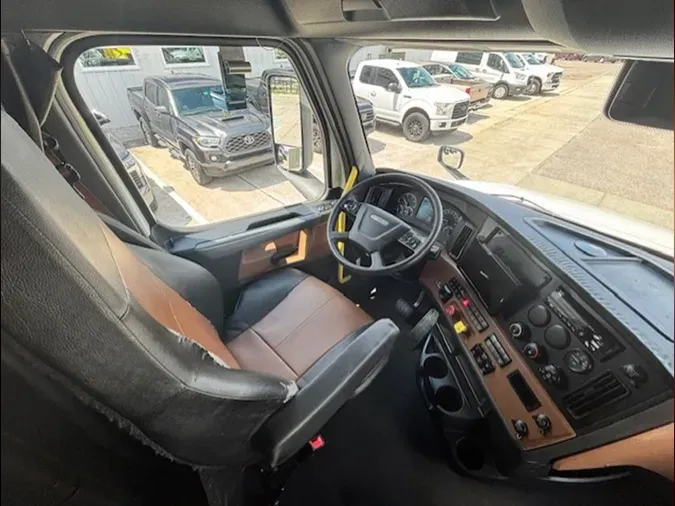 2021 Freightliner Cascadia 126