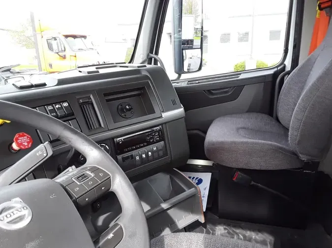 2020 VOLVO VNL64T-300