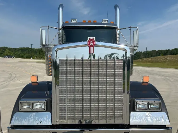 2023 Kenworth W900L