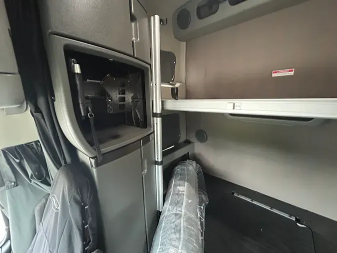 2021 Volvo VNL 860