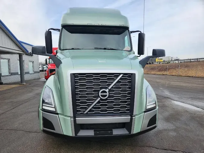 2025 VOLVO VNL64T760a8e3b5507232e7c561480e605fd003be
