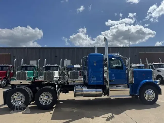 2027 PETERBILT 589