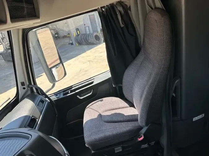 2019 VOLVO VNL64T760