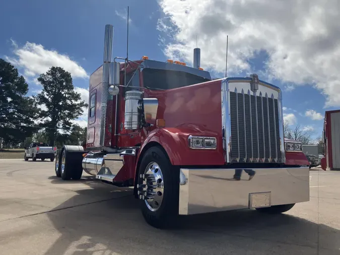 2023 Kenworth W900L