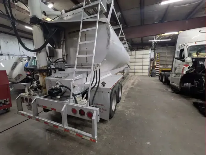 2016 LEDWELL BODY CO 40' TANKERa9059f55a2b3e12c19cb1b48bf76d156