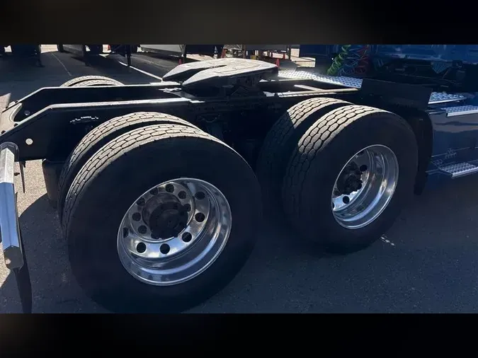 2023 VOLVO VNL760