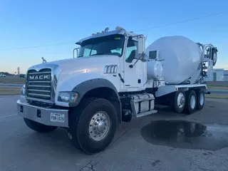 2021 MACK GR64F