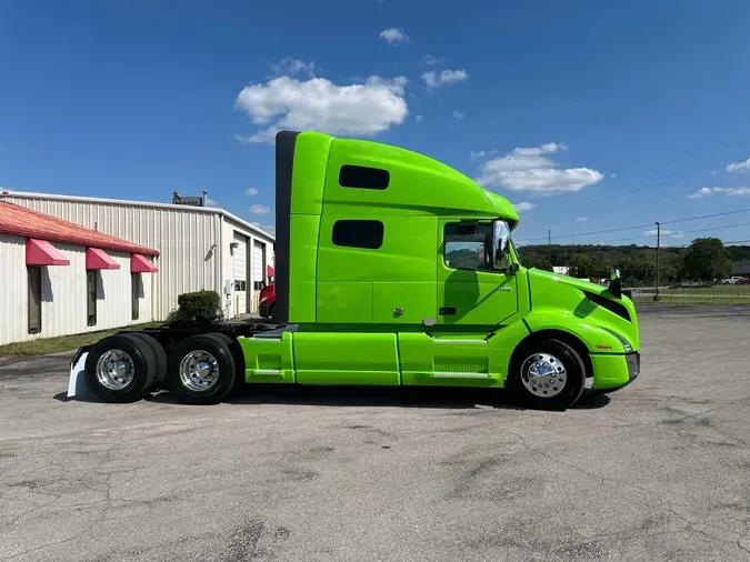 2023 VOLVO VNL64T760