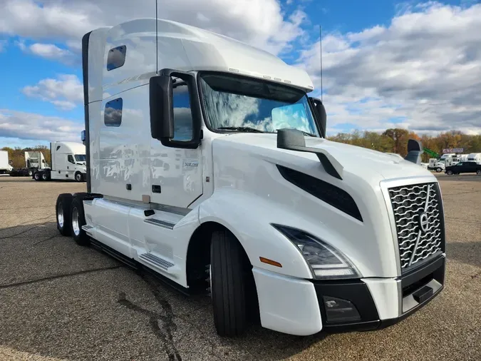 2022 VOLVO VNL64T760