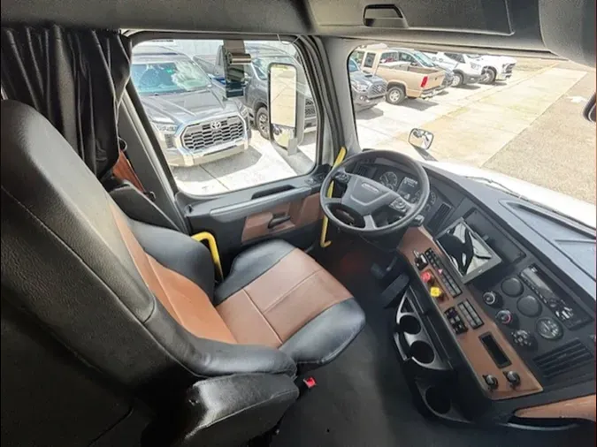 2021 Freightliner Cascadia 126