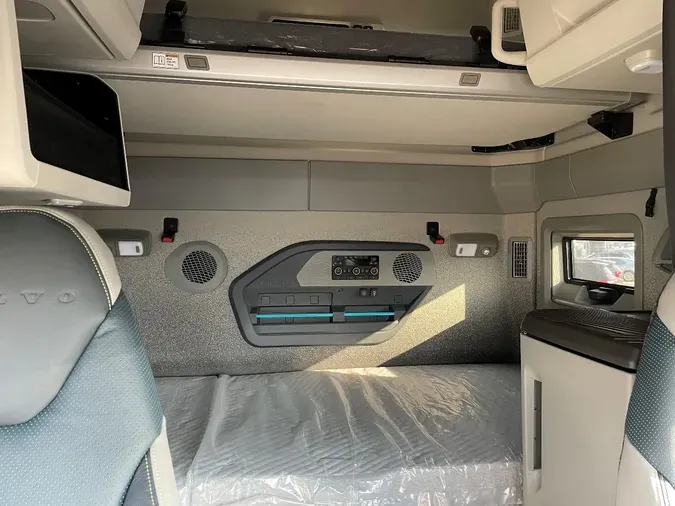 2025 VOLVO VNL64T860