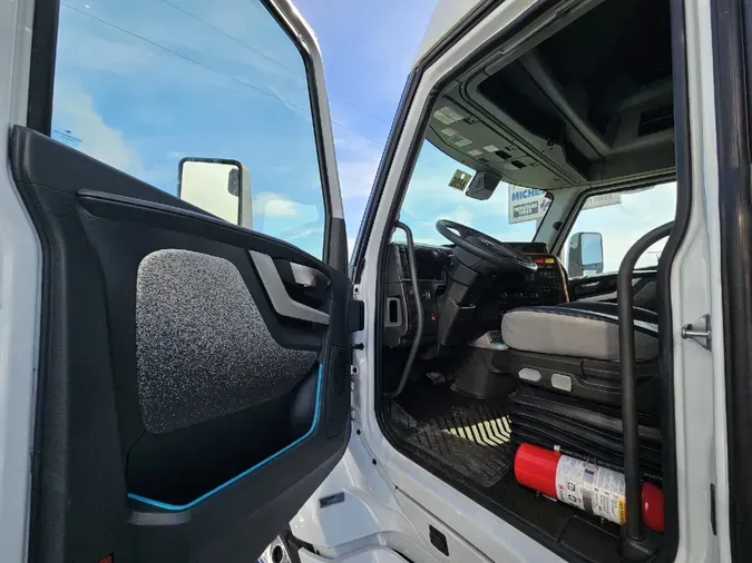 2025 VOLVO VNL64TV04