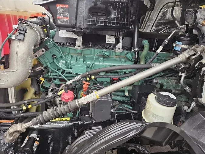 2025 VOLVO VNL64T860