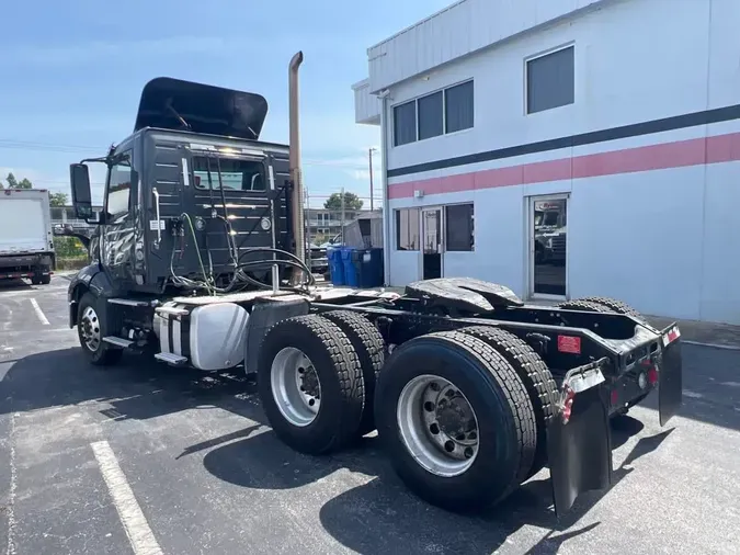 2019 VOLVO VNL64T-300