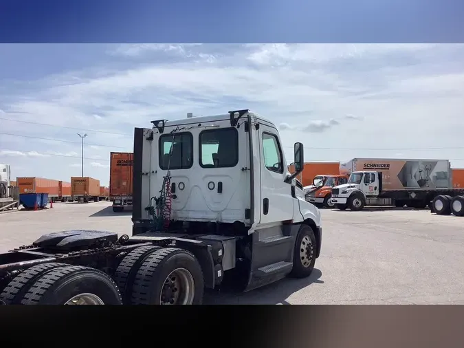 2020 Freightliner Cascadia 126a944a0baa6c59cb5255edeff5d3818cd