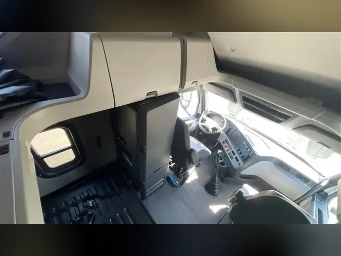 2021 FREIGHTLINER CA126