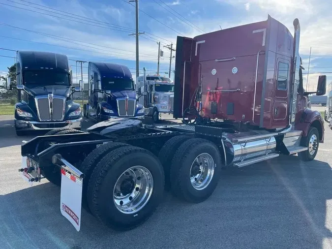 2025 Kenworth T880