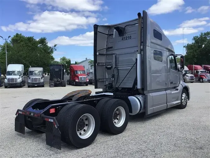 2021 VOLVO VNL760