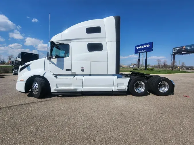 2025 VOLVO VNL64T760