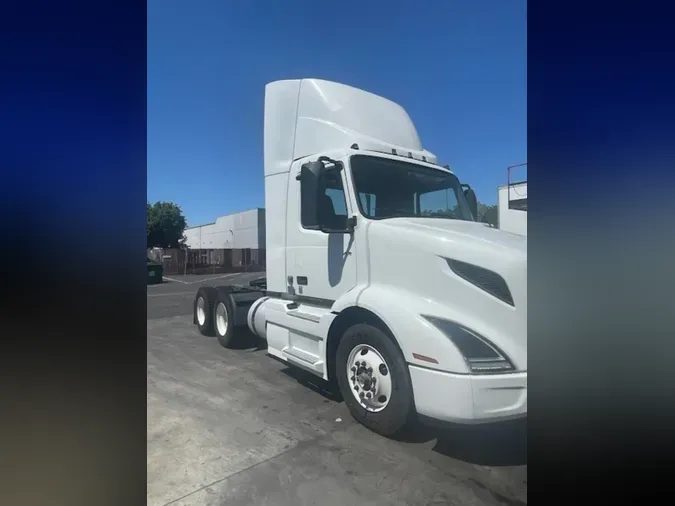 2018 VOLVO VNL64T-300