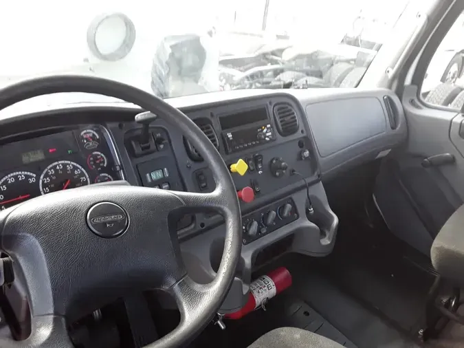 2015 FREIGHTLINER M2 106