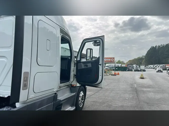 2021 Freightliner Cascadia 126