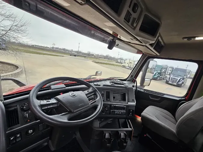 2022 VOLVO VNR64T300