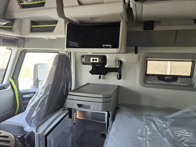 2025 VOLVO VNL64TV04