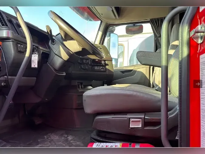 2025 VOLVO VNL64T860a9aa1ce44ad9284f0d33b0411b1d20be