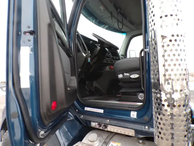 2025 Kenworth T880