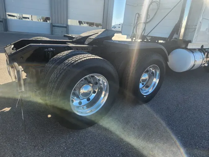 2021 VOLVO VNR64T640