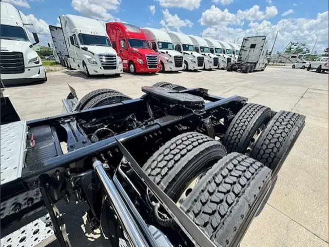 2021 Freightliner Cascadia 126