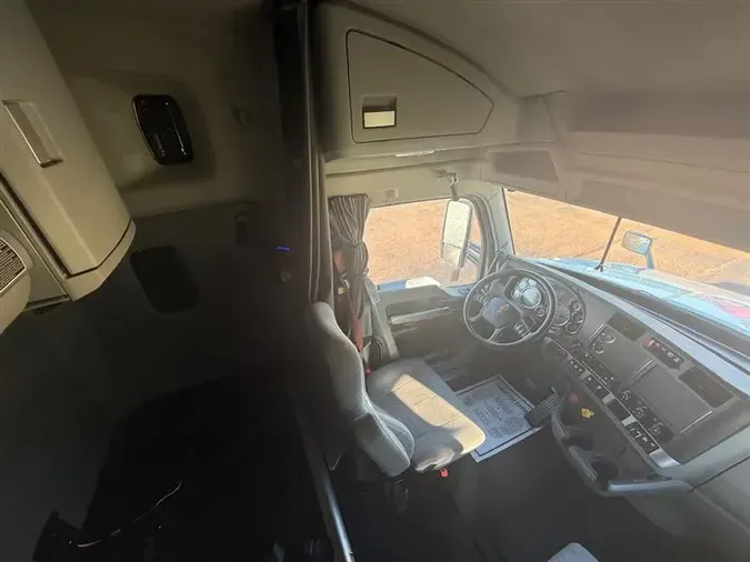 2022 KENWORTH T880