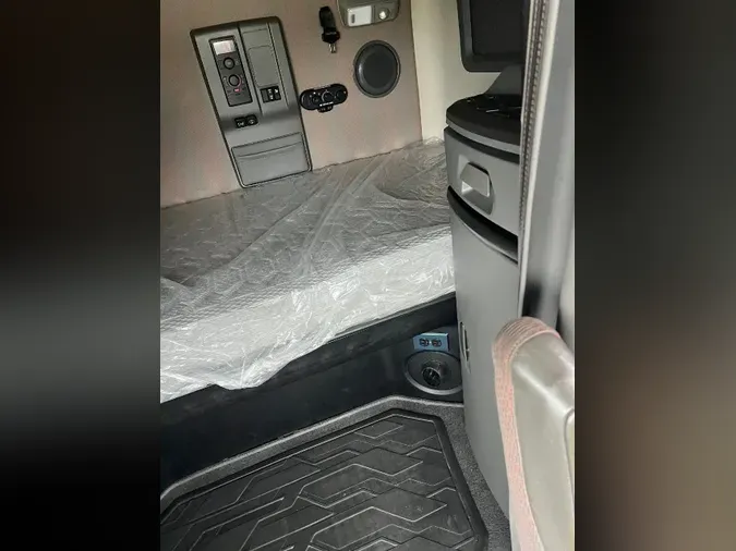 2022 VOLVO VNL64T740