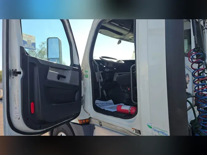 2020 Freightliner Cascadia 126