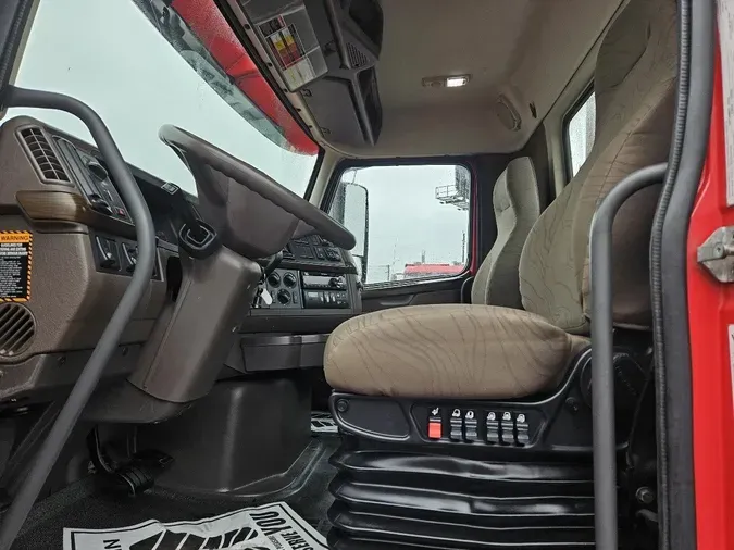 2017 VOLVO VNL64T300