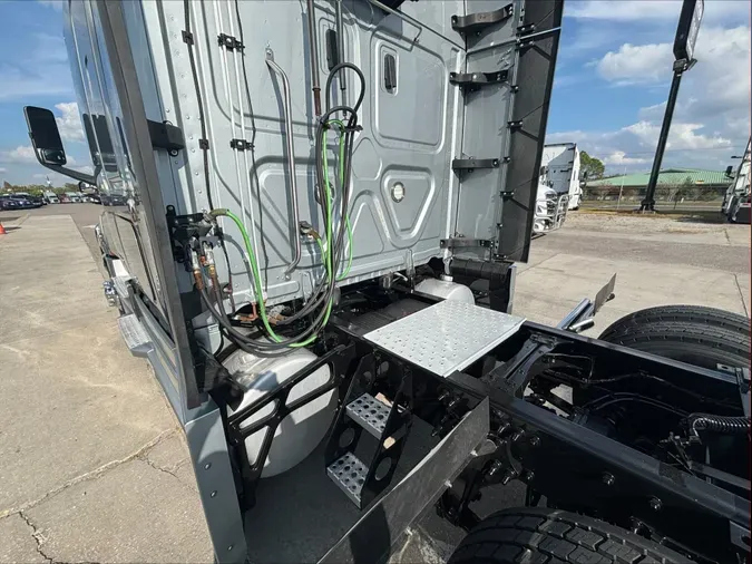 2023 Freightliner Cascadia 126