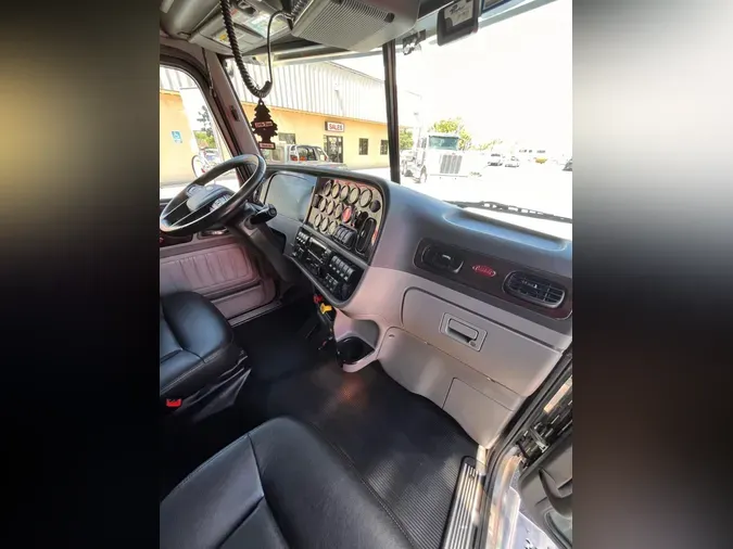 2023 Peterbilt 389