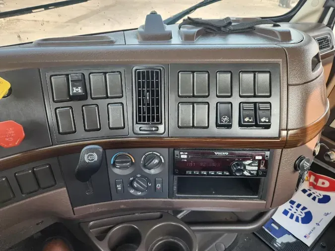 2017 VOLVO VNL64T300