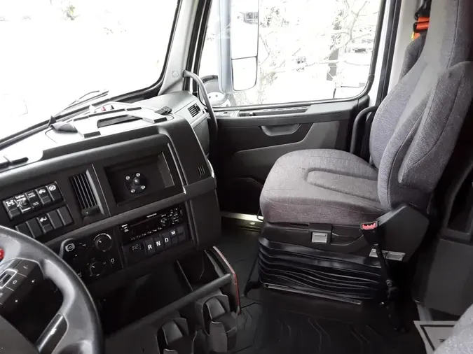 2020 VOLVO VNL64T-760