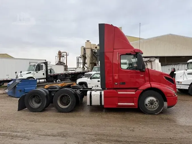 2022 VOLVO VNR64T300